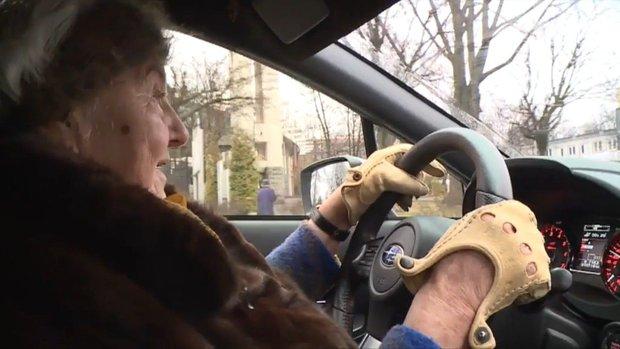 В Польше 81-летняя бабушка 13 лет копила на спорткар Subaru