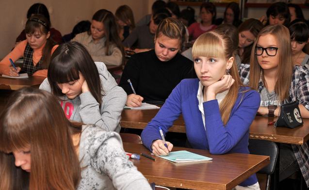 Elevii moldoveni încep şcoala cu entuziasm, dar se dezamăgesc de la vîrste fragede