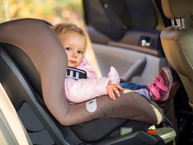 Внимание, родители! Устанавливайте детские автокресла в автомобиле