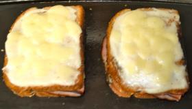 Sendviș croque monsieur