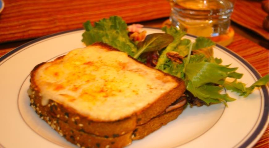 Sendviș croque monsieur