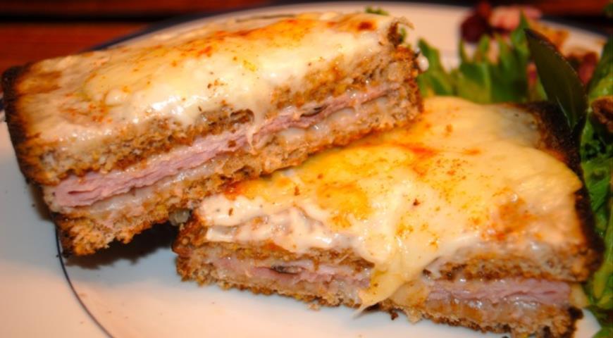 Sendviș croque monsieur