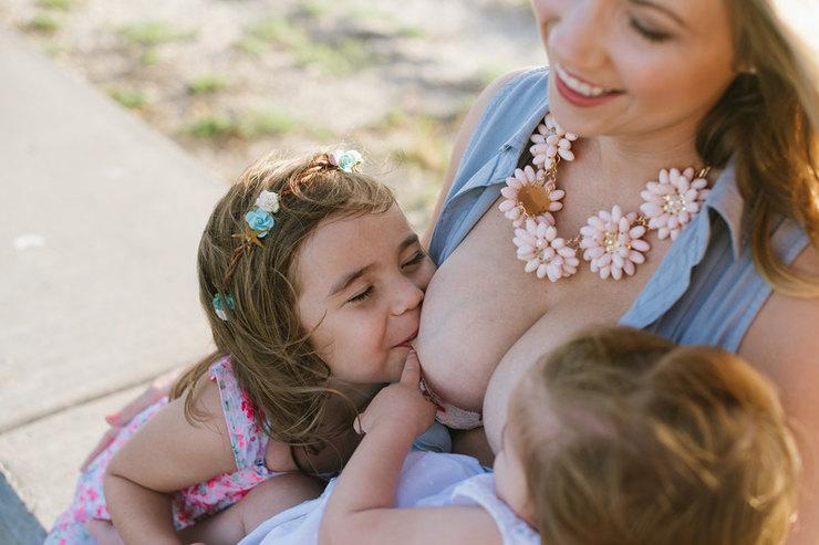 Фотографии мамы, кормящей грудью сразу двух малышей, вызвали осуждение и споры