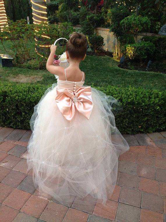 O creatoare de modă din SUA croiește rochițe fabuloase pentru mame și fiice