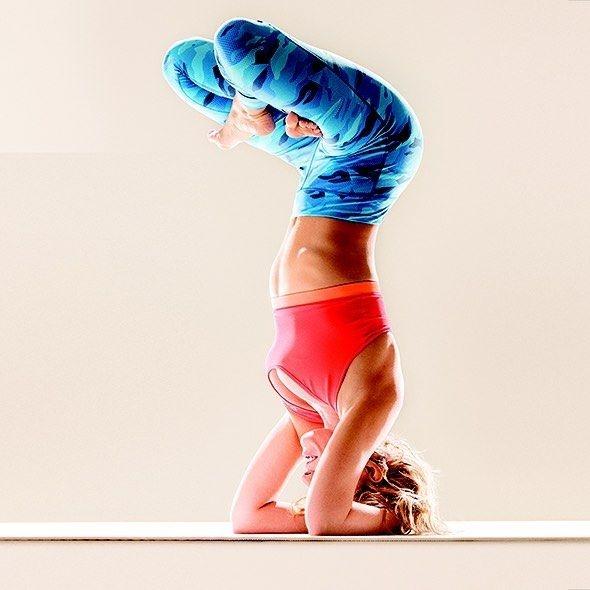 Ксения Собчак продемонстрировала нереальные позы из йоги в новой фотосессии
