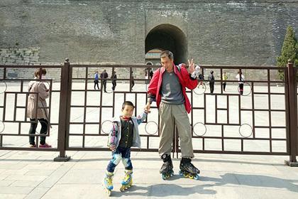 Четырехлетний китаец проехал на роликах 500 километров за две недели
