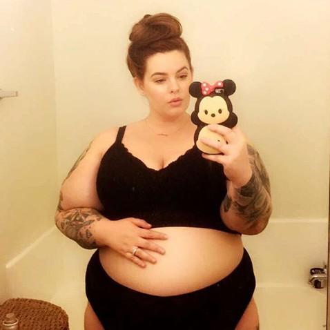 Тесс Холлидей показала фото на последнем месяце беременности назло критикам