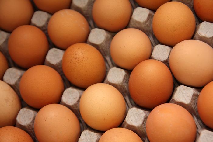 Цены на куриные яйца в разных районах перед Пасхой
