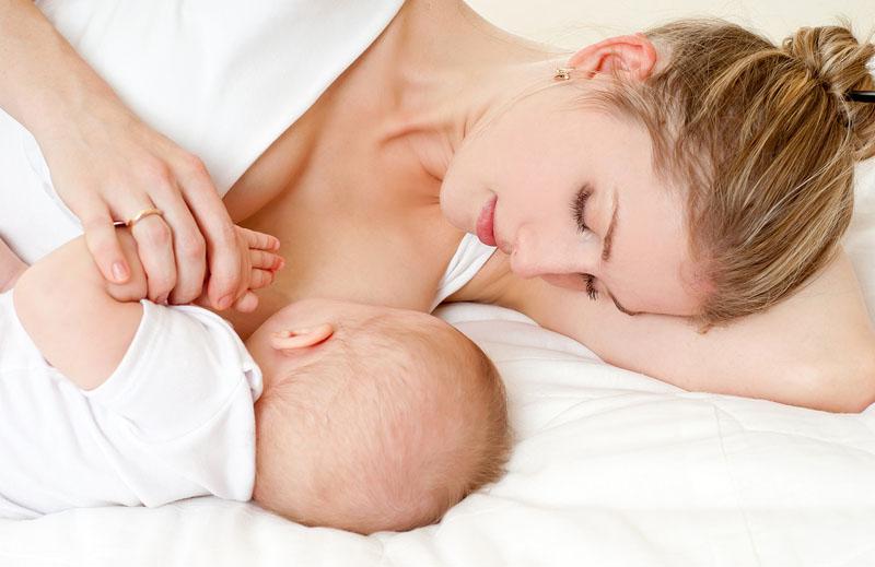 Mama care alăptează şi bebeluşul: reglarea programului de somn