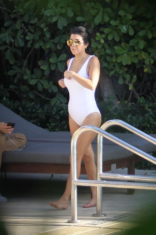 A nascut 3 copii, dar nu se vede pe corpul ei. Cum arata cea mai mare dintre surorile Kardashian in costum de baie