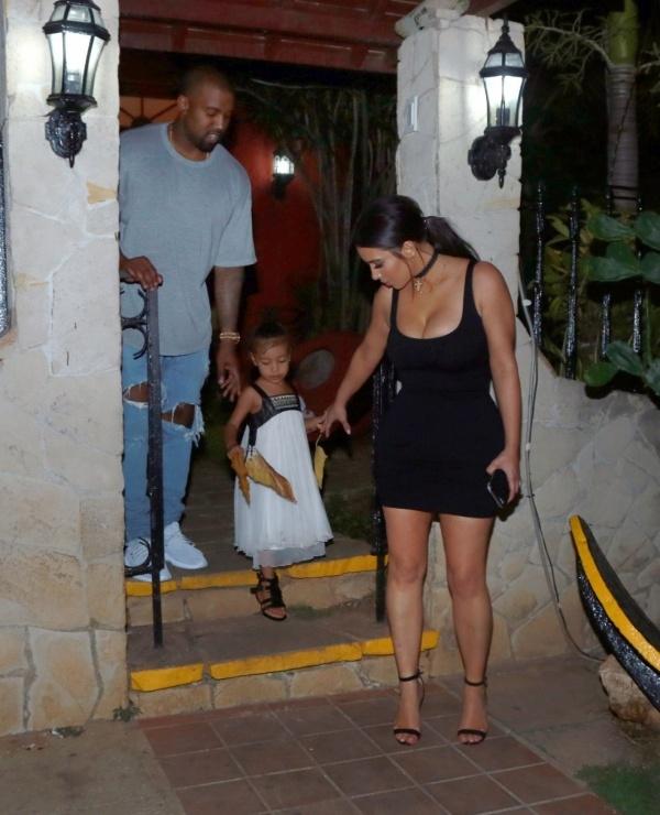 În premieră după naștere, Kim Kardashian a trecut la rochii mini