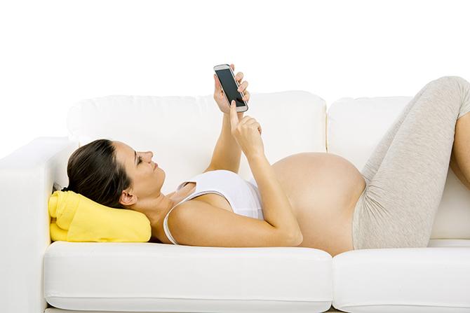 Femeia însărcinată și telefonul mobil