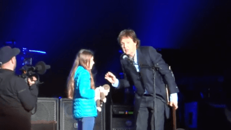 O fetiţă a cerut să cânte alături de idolul său pe scenă. Ce a urmat a şocat publicul