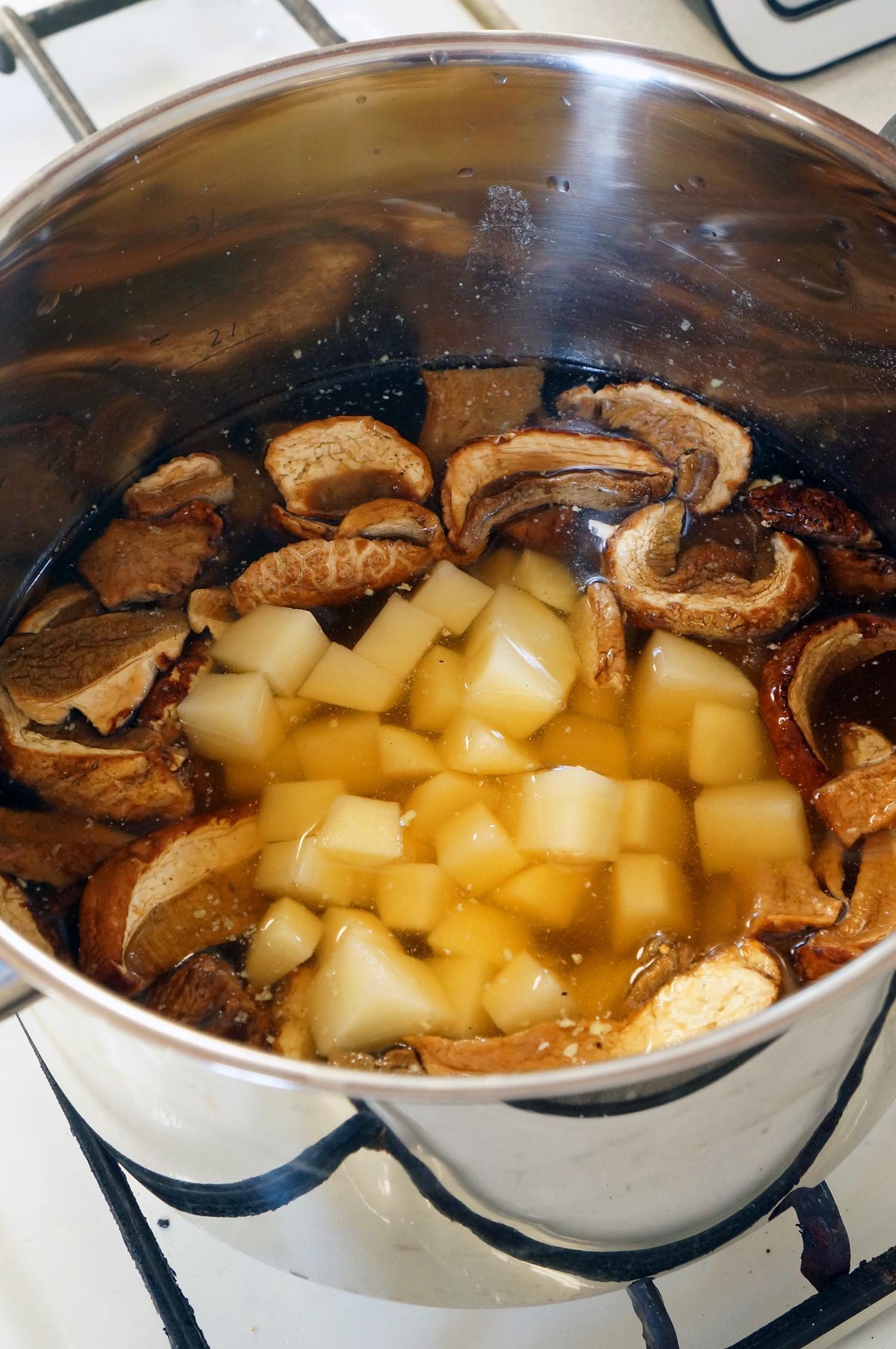 Supă-cremă de ciuperci cu frișcă