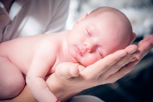 Что нужно знать родителю о родничке у новорожденного?