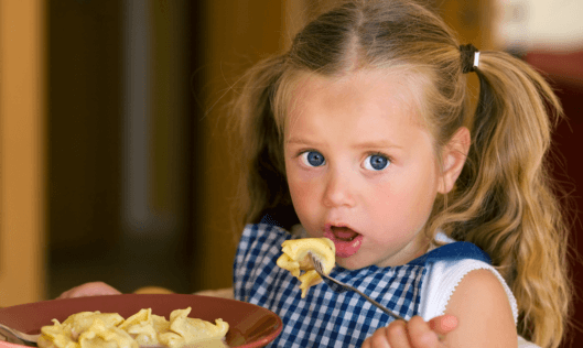 Поздние ужины не приводят к ожирению у детей