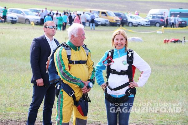 Ирина Влах прыгнула с парашютом с высоты 3500 метров
