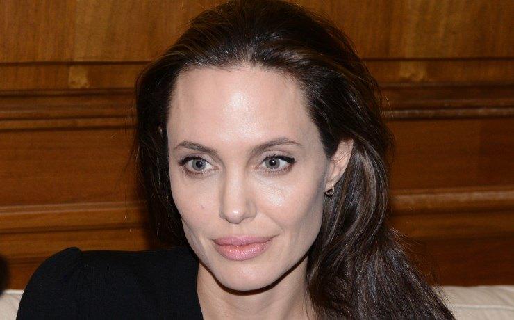 Джоли удивила изможденностью и шерстяной одеждой в жару