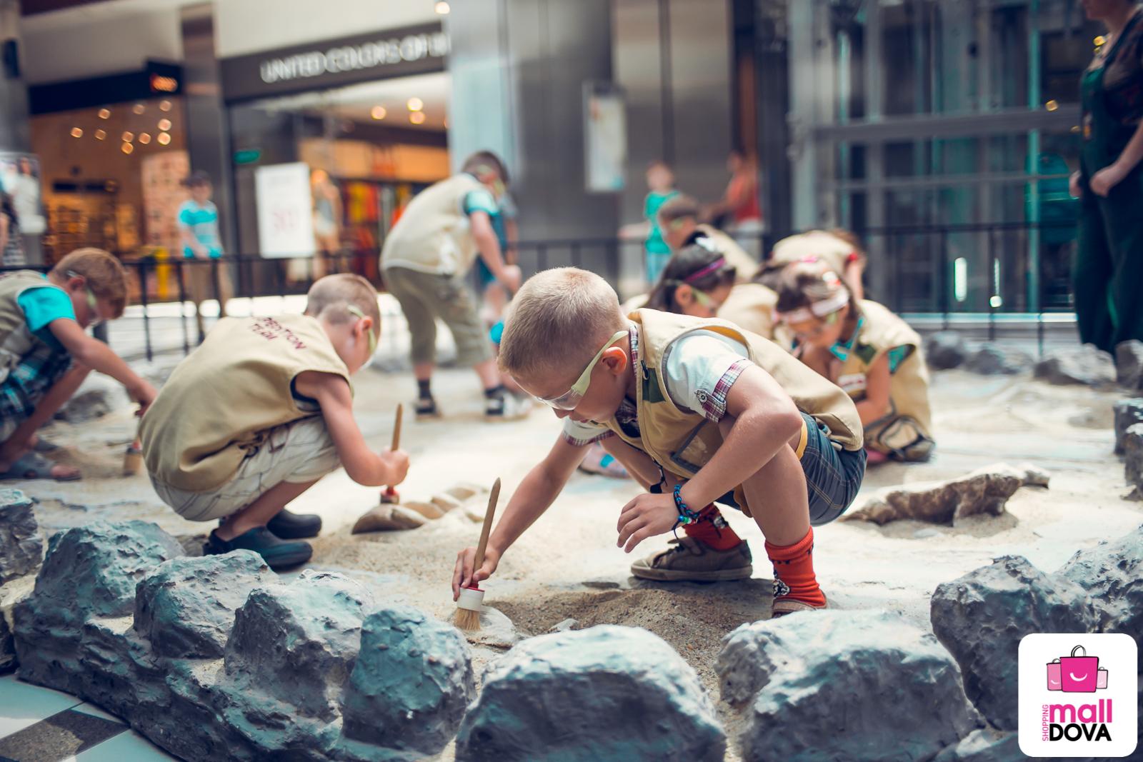 Zâmbete de „paleontologi” la Shopping MallDova