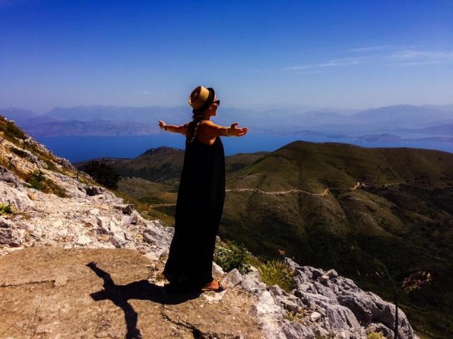 Olia Tira si-a petrecut vacanta pe Insula Corfu (Foto)