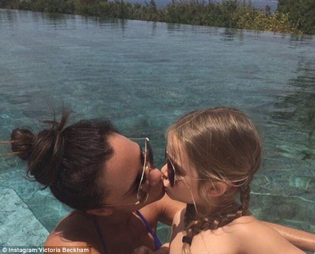 Victoria Beckham si fiica ei, Harper, intr-o ipostaza tandra! Fotografia care i-a emotionat pe fani