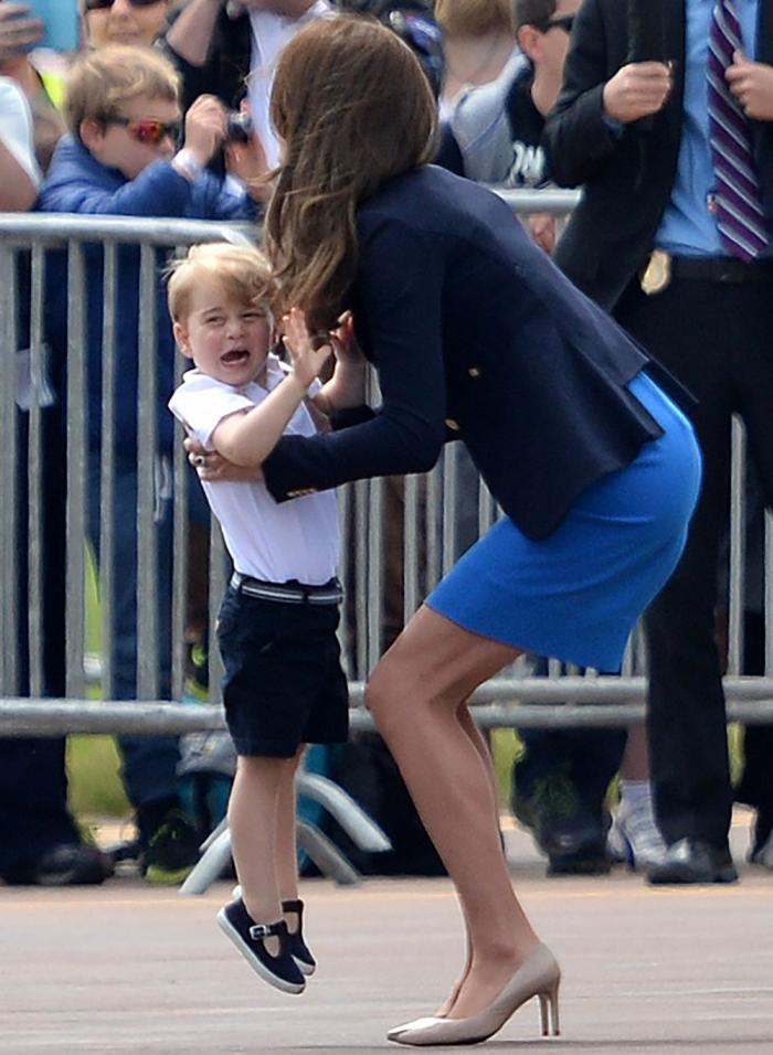 Kate Middleton, o mamica grijulie. Cum l-a consolat pe micutul George in fata a zeci de oameni