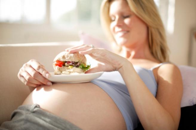 О чем говорит тяга к определенным продуктам во время беременности