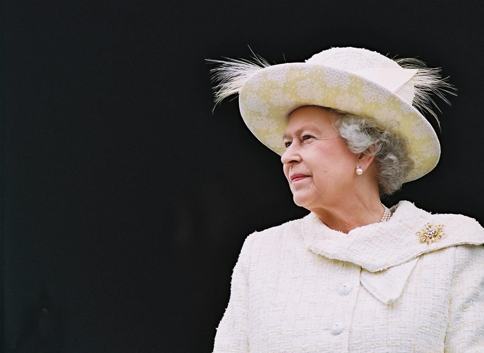 Regina Elisabeta caută pe cineva să-i spele vasele la Palat