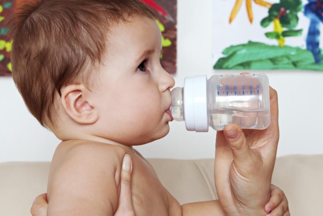 Când dăm nou-născuţilor apă de băut: indicaţii, precauţii şi recomandări
