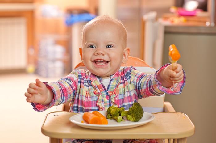 Tehnici în alimentaţia copiilor. Ce trebuie să ştie părinţii şi ce recomnadă specialiştii