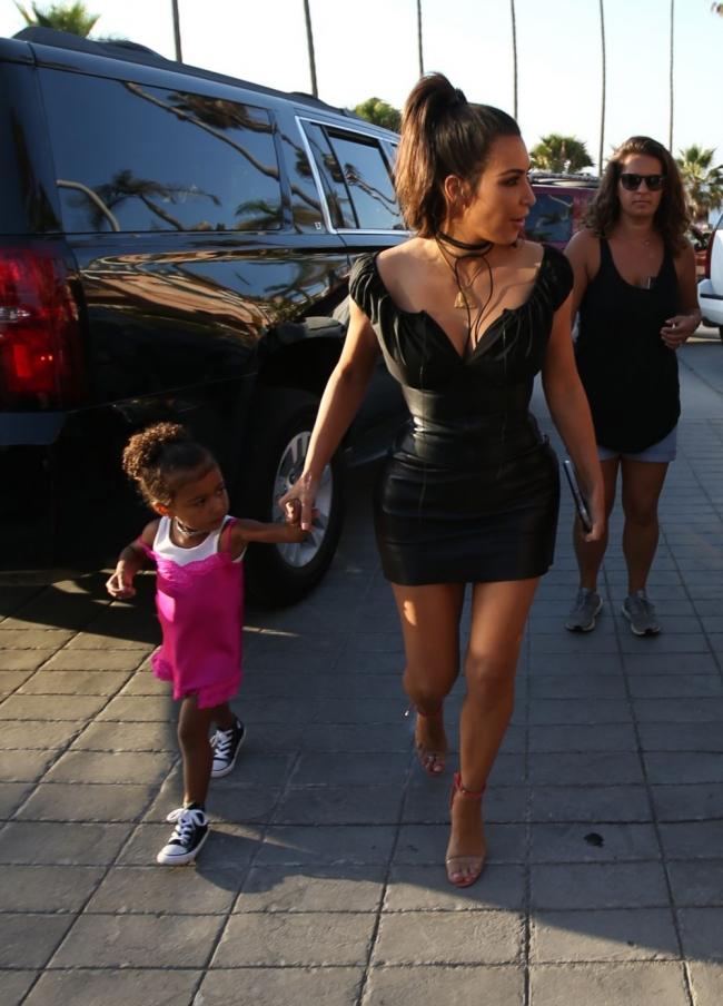 S-a "specializat" pe rochii minuscule. Kim Kardashian redefineste termenul de "little black dress"