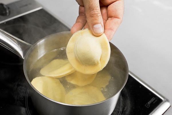 Ravioli cu zucchini, rucola și cașcaval