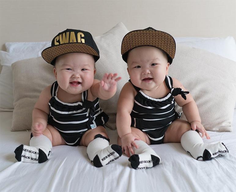 Мать годовалых близнецов превратила их будни в фотоисторию для Instagram