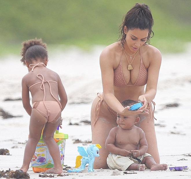 Минус 30 килограммов: Ким Кардашьян с детьми на пляже в Мексике