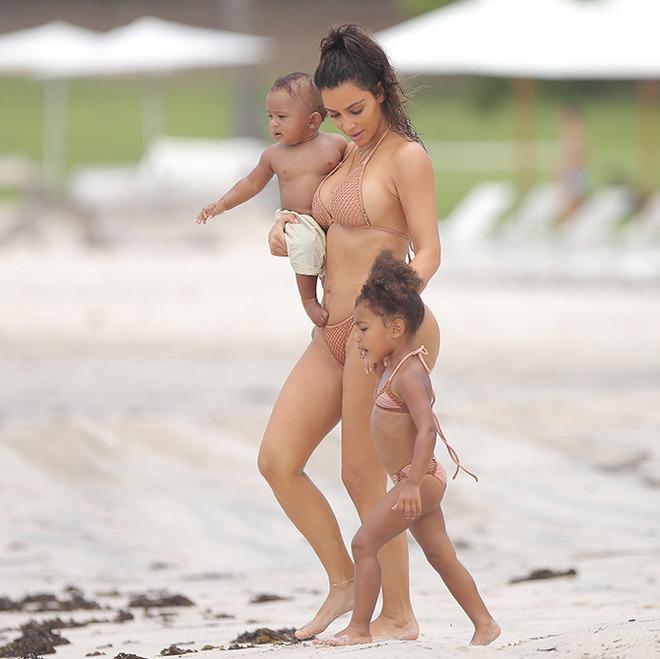 Минус 30 килограммов: Ким Кардашьян с детьми на пляже в Мексике