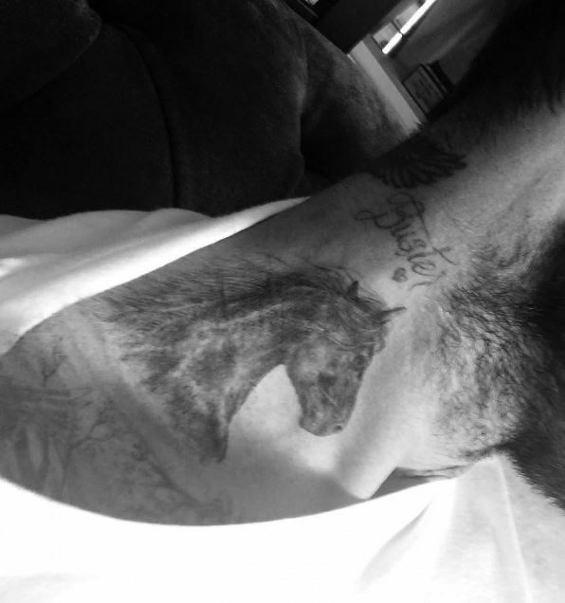 Victoria Beckham se mândrește cu noul tatuaj al soțului! Și-a desenat un unicorn pe gât