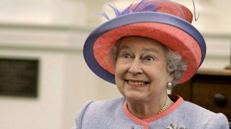 De ce nu se imbraca regina Marii Britanii in culori inchise