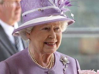 De ce nu se imbraca regina Marii Britanii in culori inchise