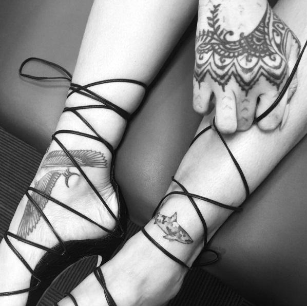 Rihanna si-a facut un tatuaj dedicat lui Drake!