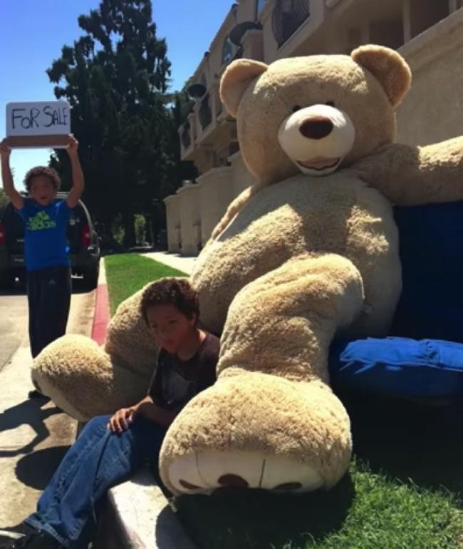 Никто не хотел покупать плюшевого медведя у этих детей, и тут появился самый неожиданный клиент