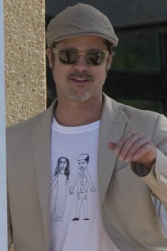 Brad Pitt poartă cu mândrie un tricou desenat de fiica lui, Vivienne