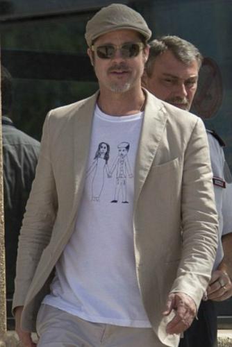 Brad Pitt poartă cu mândrie un tricou desenat de fiica lui, Vivienne