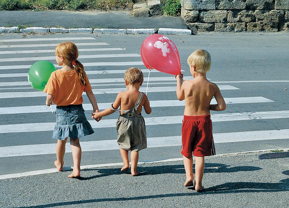 Învățăm copilul să traverseze strada în siguranță. Sfaturi și instrucțiuni