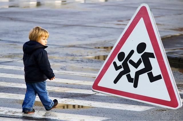 Учим ребенка безопасно переходить дорогу. Советы и инструкции