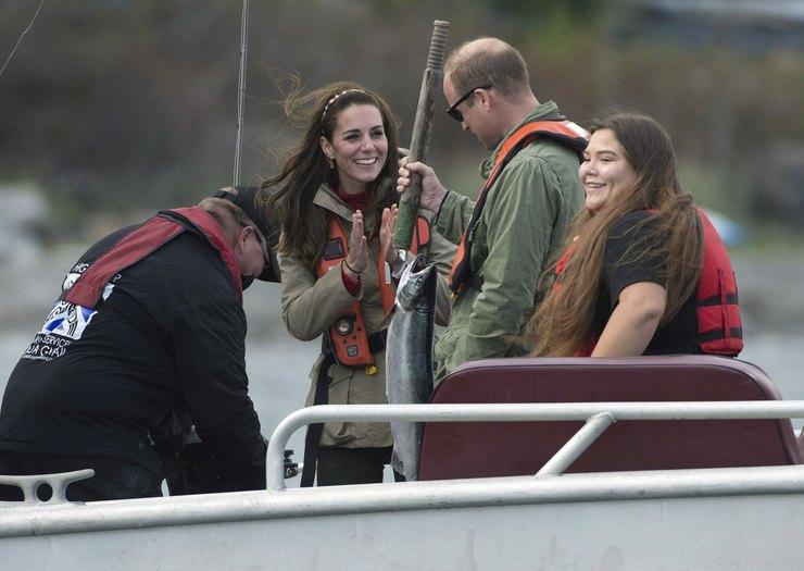 Kate Middleton şi prinţul William au făcut o călătorie cu canoe împreună cu nativii canadieni