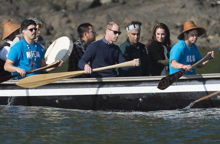 Kate Middleton şi prinţul William au făcut o călătorie cu canoe împreună cu nativii canadieni