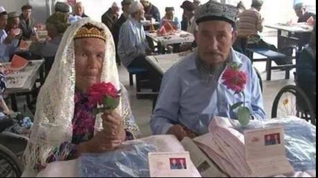 71-летний китаец женился на 114-летней возлюбленной
