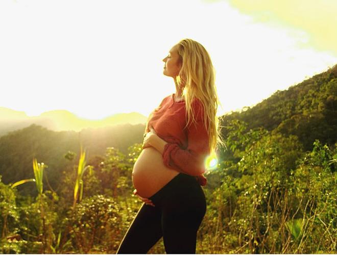 Celebrul supermodel Candice Swanepoel a devenit mamă! Prima fotografie cu micuțul său