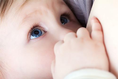 Врачи: прививать ребенка можно грудным молоком