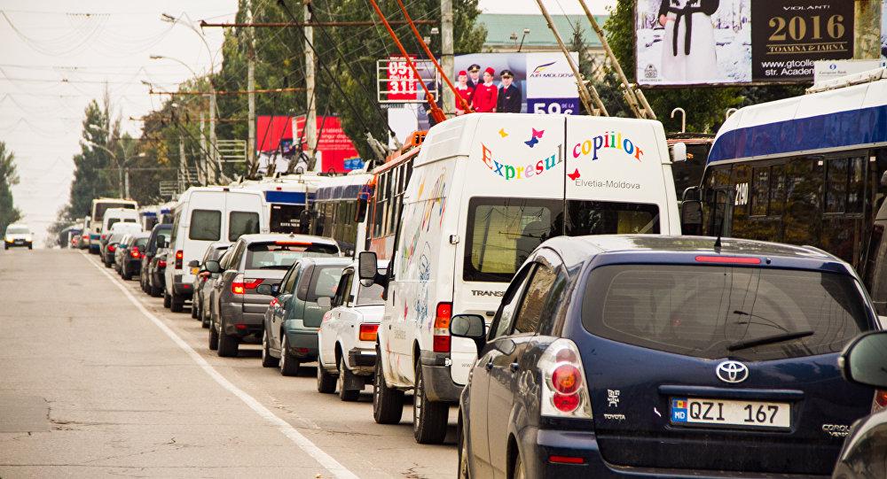 Atenţie! Trafic rutier suspendat pe strada Mihai Viteazul din Capitală